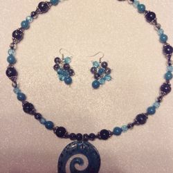 Glass pendant necklace