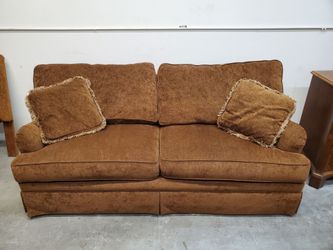 Thomasville brown sofa with 2 pillows. 2 bolster