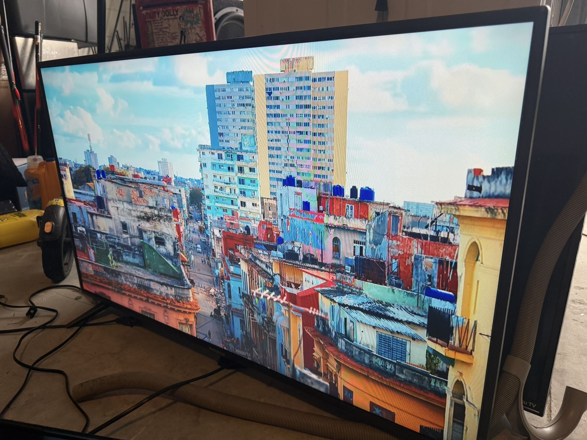 43” Roku Tv + 1 Normal TV