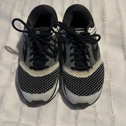 Brooks Revel Sneaks Size 6