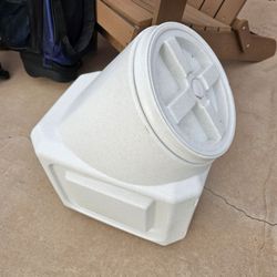 Pet food storage container