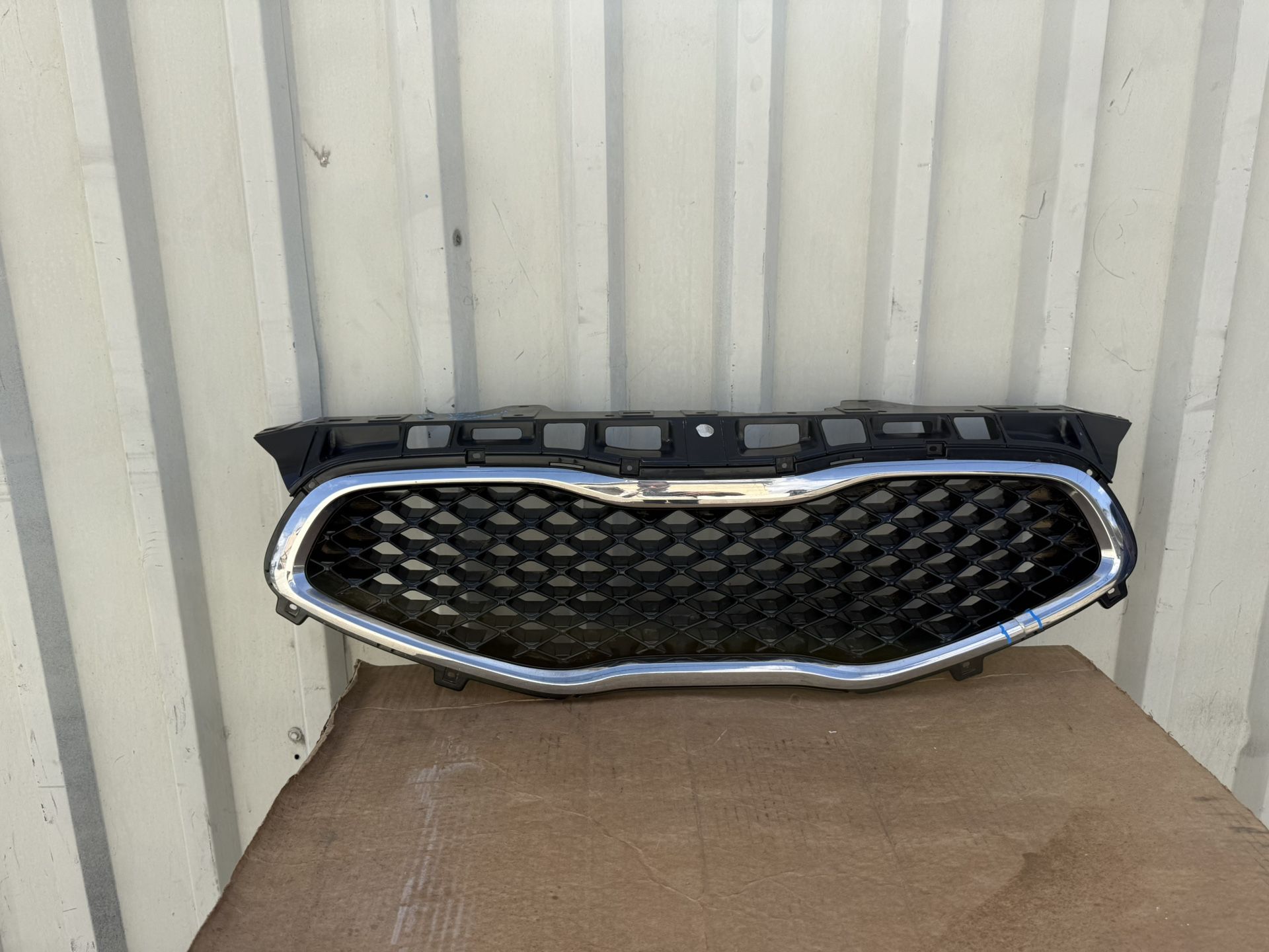 2014 2015 2016 Kia Cadenza Front Bumper Grille Grill OEM USED ORIGINAL *Chrome Cracked