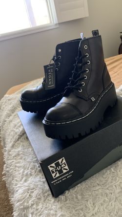 Tuk Boots