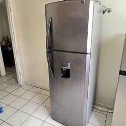 Refrigerator 