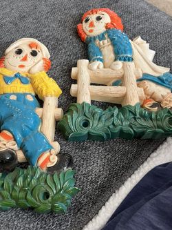Vintage Syroco Raggedy Ann & Andy Wall Hangings AND Assortment Of 7 Raggedy Ann And Andy Dolls 