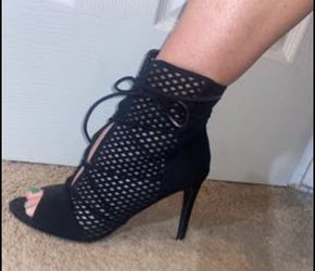 Tie up sblack open toed booties