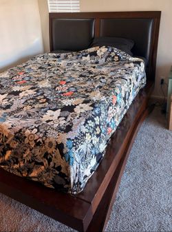 For sale bed quuen matresses used 6 months only $250