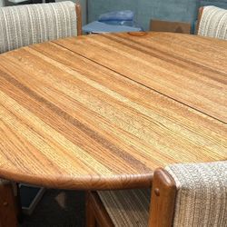 Oval Oak Table And 4  Chairs With Extension and Pad