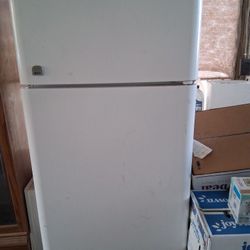 Frigidaire Gallery Refrigerator/freezer 5ftx 30"