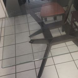 Glass Table / Mesa De Vidrio