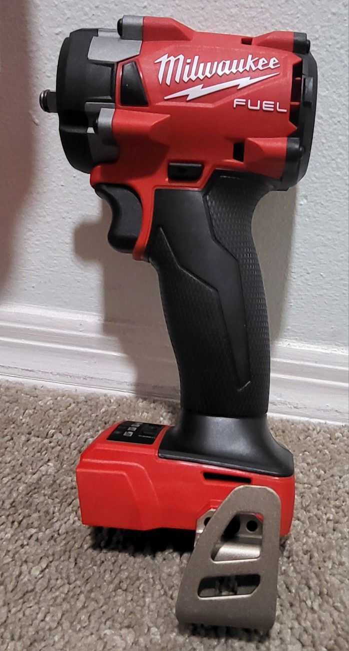 MILWAUKEE M18 FUEL GEN-3 18V LITHIUN-ION BRUSHLESS CORDLESS 3/8" COMPACT IMPACT WRENCH WITH FRICTION RING ( TOOL ONLY)