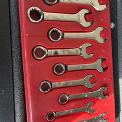 A set of snub nose metric wrenches