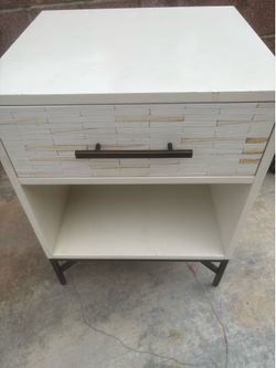 BEAUTIFUL “ West Elm Brand “ ONE DRAWER side table . ( GREAT SHAPE.) REDUCED. ! COMPARE ONLINE. PRICING. !  DEAL 👍👍