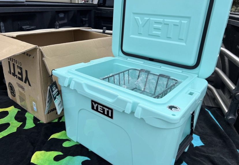 YETI Tundra 45 Cooler - REEF BLUE Limited Edition Color - Rare! for Sale in  Queens, NY - OfferUp