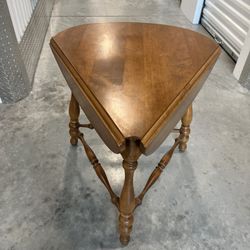 Ethan Allen Heirloom Nutmeg Maple Drop Leaf Clover Shaped Accent or Side Table. This EA piece is good cosmetic condition with minor blemishes. There a