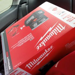 Milwaukee M18 12.0 Battery And Charger Combo 