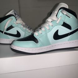 Women’s Air Jordan 1 MID
