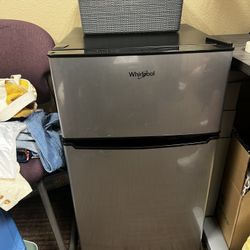 Whirlpool Mini Fridge w/ freezer 