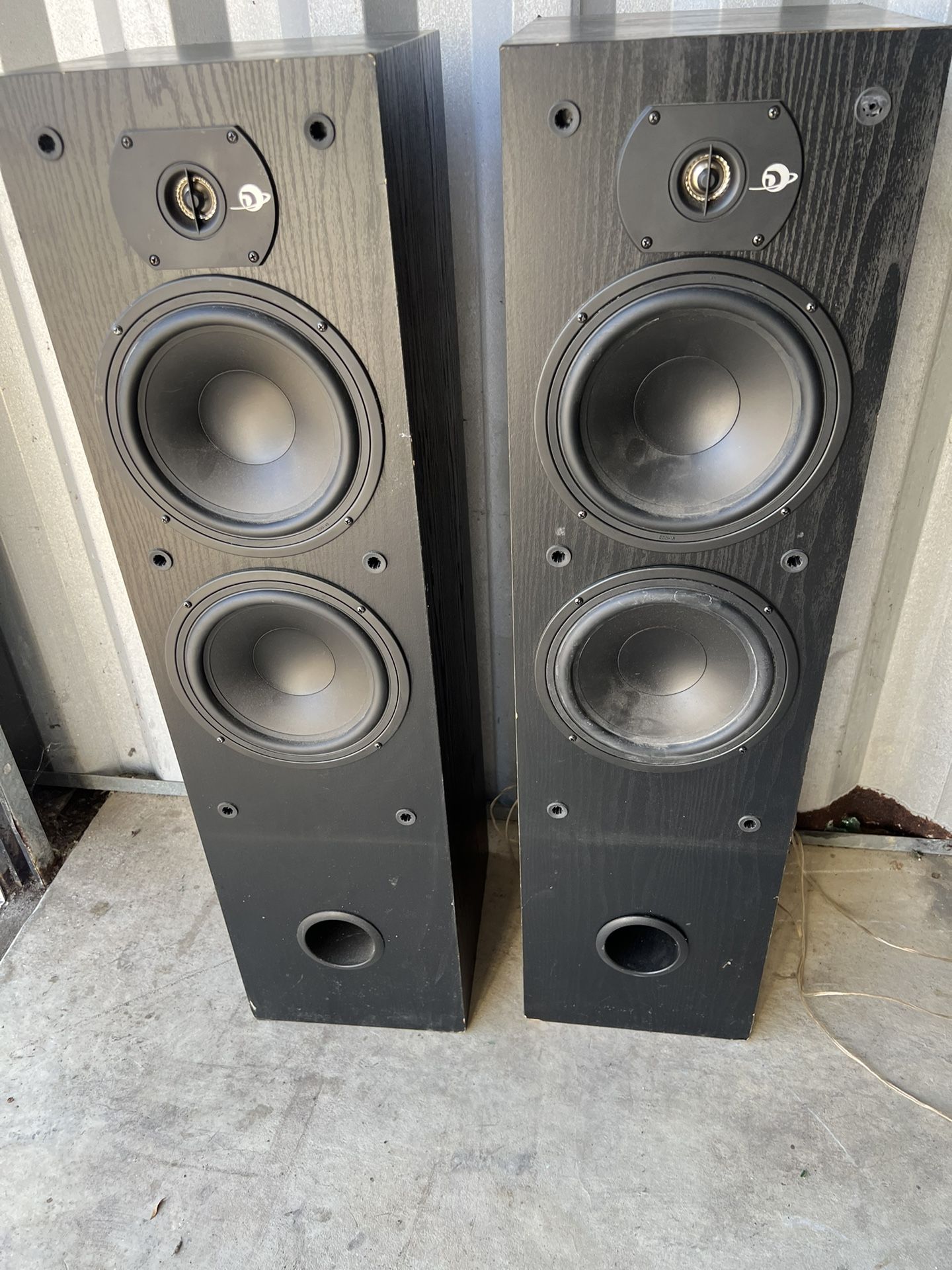 DYNALAB SDA2.8 3-WAY VINTAGE TOWER SPEAKERS (SET OF 2) . Covers are ripped but Speakers Sound Great