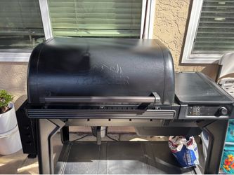 Traeger Woodridge Pro Wood Pellet WiFi Grill Black