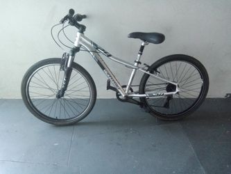 BICYCLE CANNONDALE 6 SPEED SIZE 24 BRAND NEW