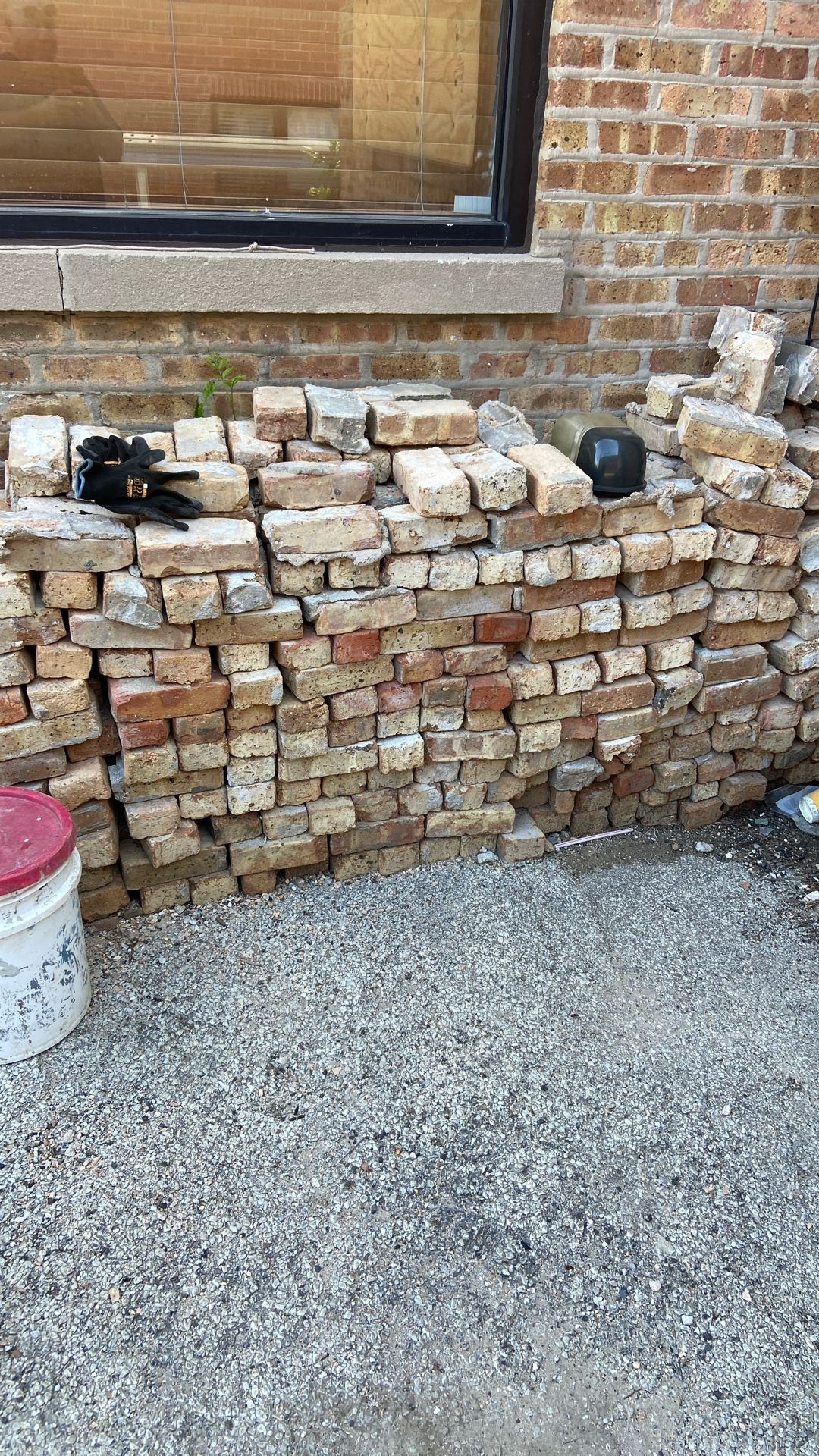 Selling good clean common brick