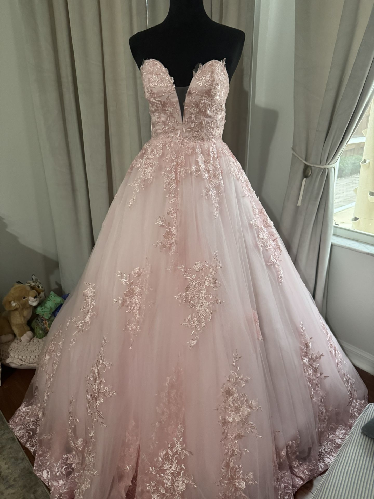 Stunning Blush Quinceañera Dress – Brand New – Includes Petticoat – Size 4-6