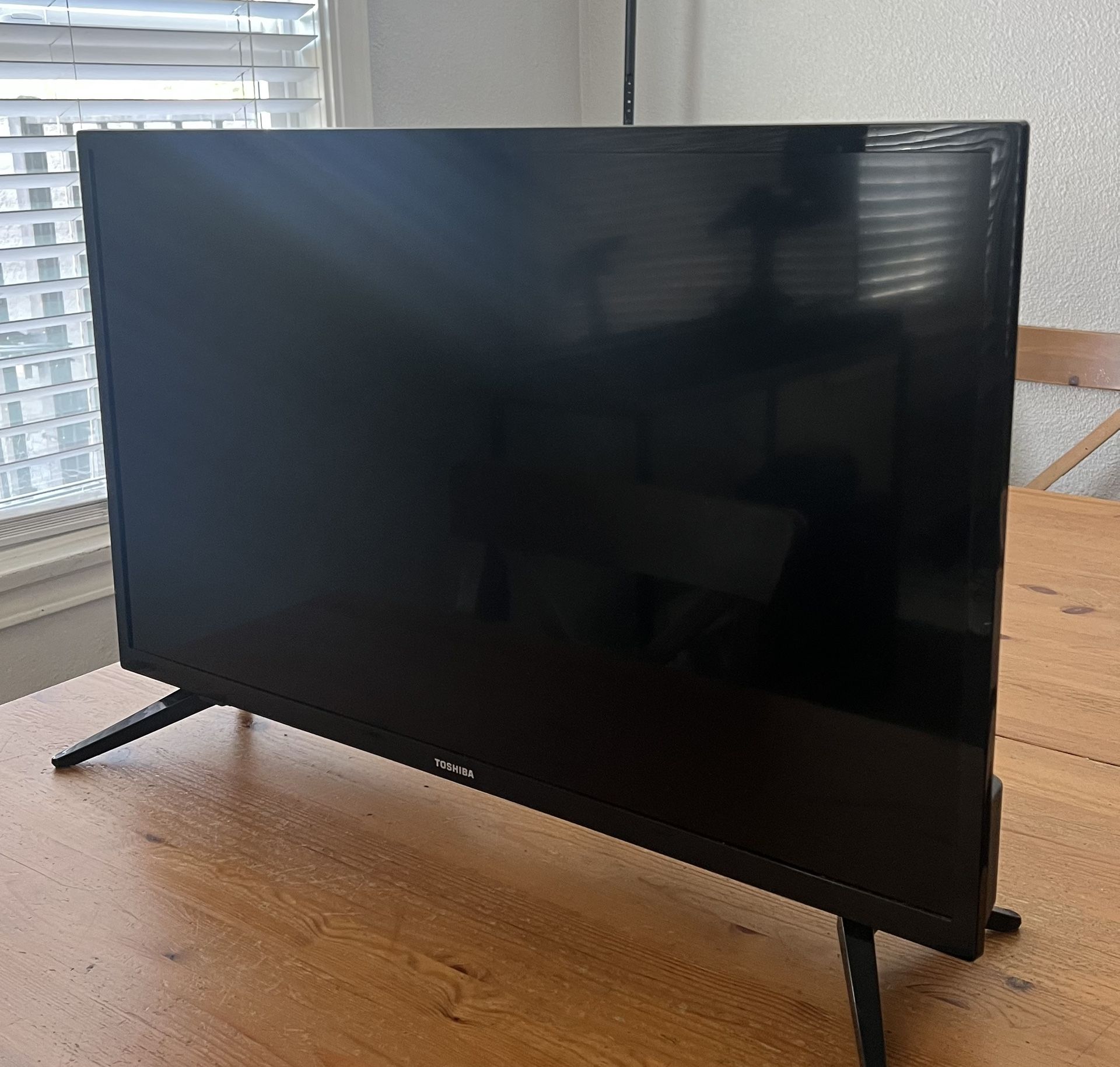 32 Inch Toshiba Flatscreen Tv $35