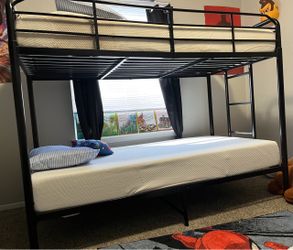 Twin bunk bed
