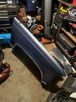 GMC sierra baby blue Fender in good condition