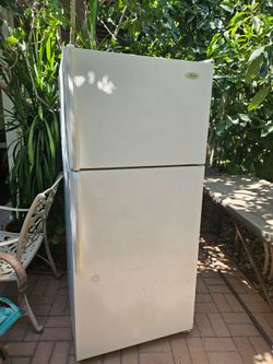 Whirlpool Top-Freezer Refrigerator White