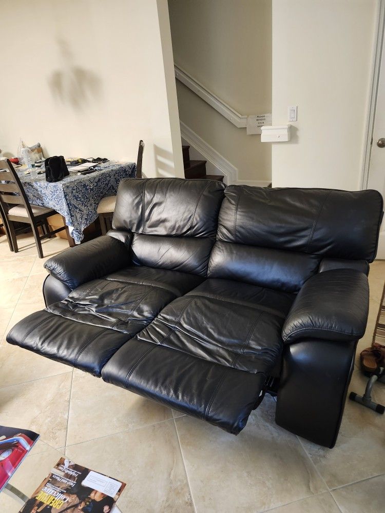 2 RECLINING LOVE SEATS EXCELLENT CONDITION