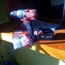 Milwaukee 18 V New Fuel. Hummer Drill.  1/2".   W/ Battery.  5.0 AH.   Handle 