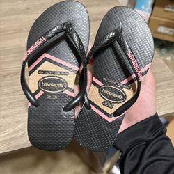 Size 13C / 1Y - Kids Havaianas Black and Pink Flip Flops Sandals