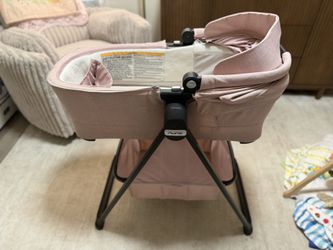 nuna swiv™ & triv™ series bassinet + stand