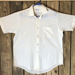 Vtg 60s Biltmore. Men’s ivory, one pocket collared short sleeve button down shirt, 16