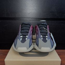 Adidas Yeezy 700 V3 Fade Carbon size 13