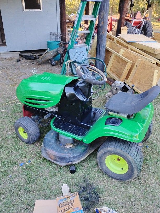Murray 17 And A Half Horsepower 42 Inch Cut Riding Mower Runs Great