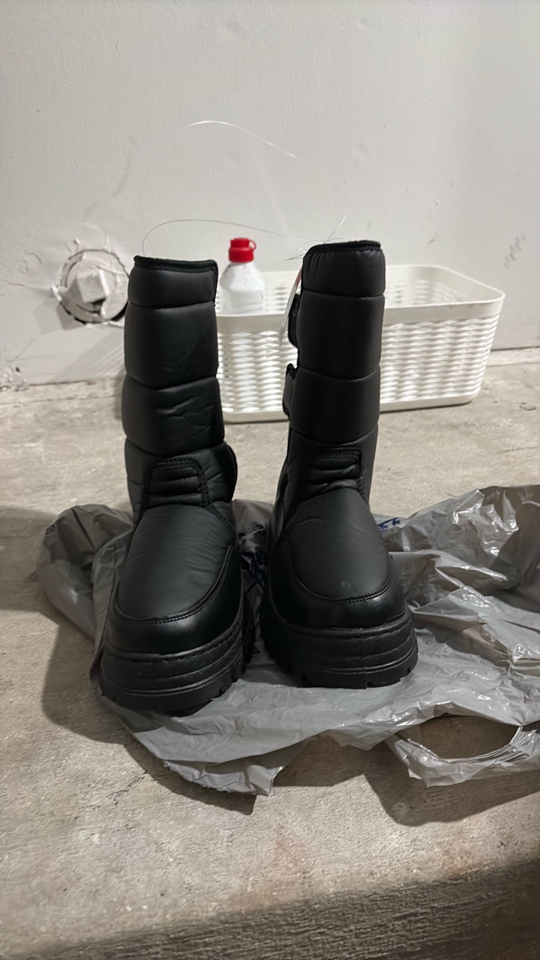 Snow boots (men’s 9)