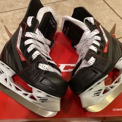 Brand New pair of CCM Youth Jetspeed 250 kids ice hockey skates Size 8 D
