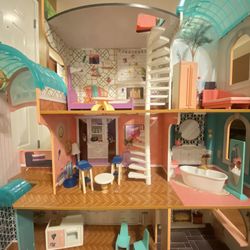 TOY DOLLHOUSE WITH SMALL ACCESSORIES 