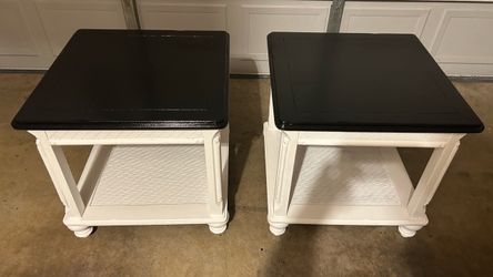 Beautiful pair of coastal cottage end tables in excellent condition