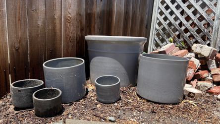 Ceramic pots / planters (various sizes)
