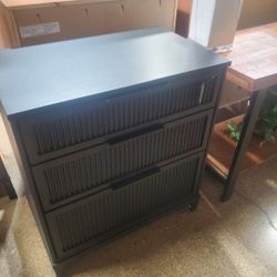 3-Drawer Black Solid Wood Transitional 29 in. Reeded Dresser(New)