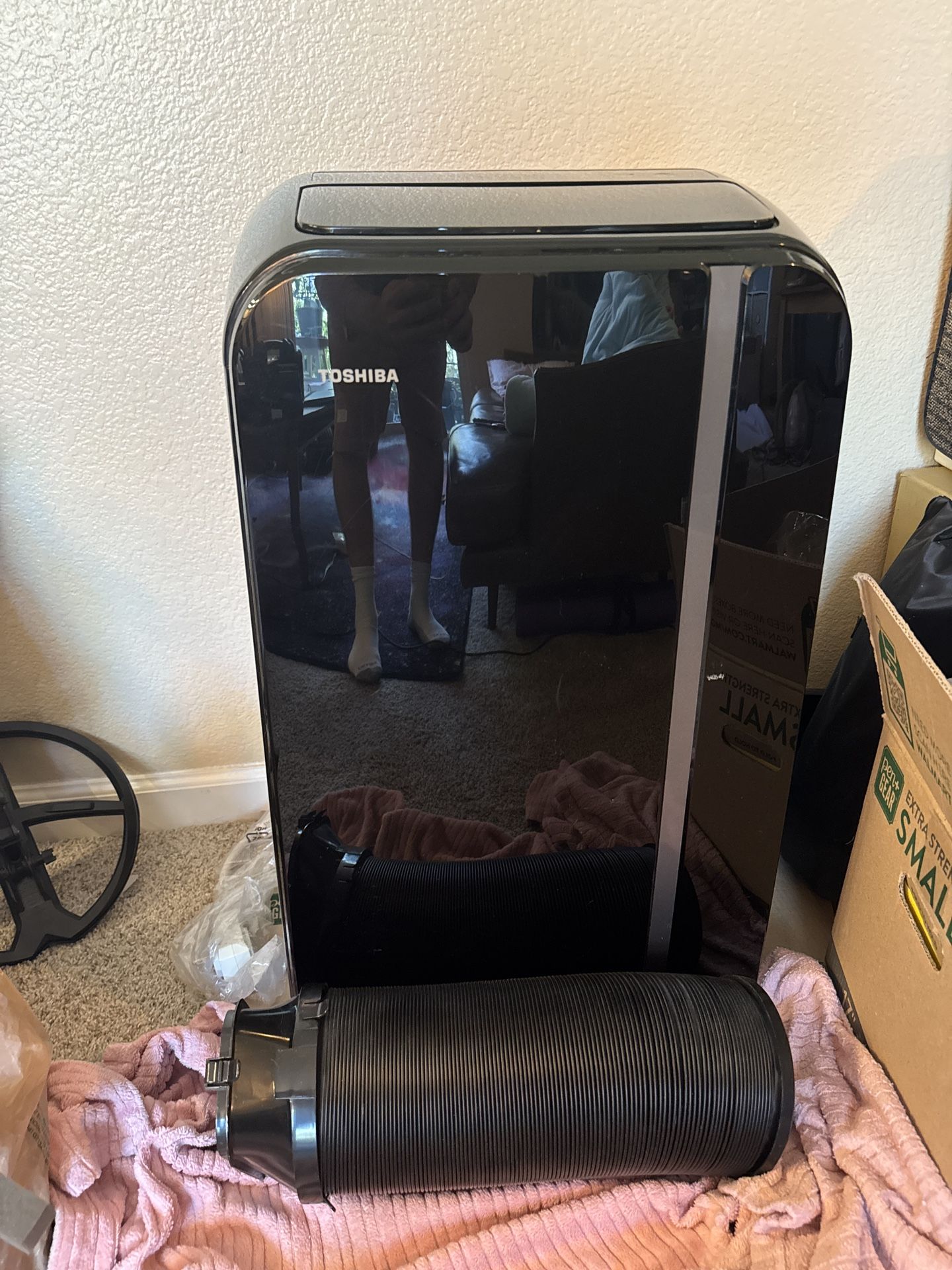 Like new Toshiba AC unit (13,500 btu)