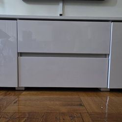 Low Profile TV Stand w/LED Lights. Remote 