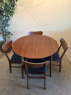 Mid-Century Modern Round Dining Table with 4 Chairs