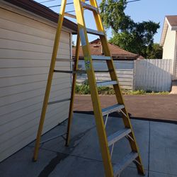 8 Ft WERNER Extra Heavy Duty Fiberglass Ladder 