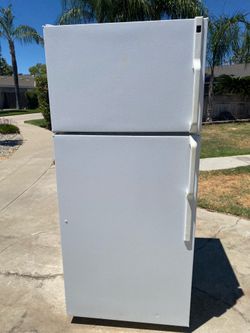 Hot Point 28 Inch Top Freezer Refrigerator