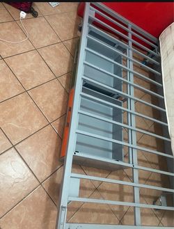Gray iron bed in very good condition with an orange drawer and a green drawer with plenty of space to store things. It has 4 wheels to be able to move